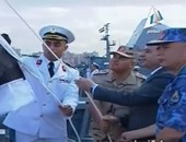 الرئيس يرفع العلم المصرى على الوحدات البحرية الجديدة بالإسكندرية