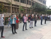 طلاب الإخوان ينظمون سلسلة بشرية أمام "تجارة القاهرة"