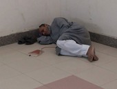 غضب أهالى كفر الدوار بعد تداول صورة مريض ينام على الأرض بالمستشفى