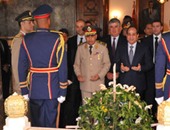 بالفيديو.. السيسى يضع أكاليل الزهور على النصب التذكارى وقبرى عبد الناصر والسادات