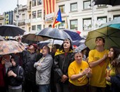 بالصور.. الكتالونيون يطالبون بالاستقلال تحت الأمطار