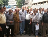 حملة الماجستير يتظاهرون أمام "الوزراء" للمطالبة بتفعيل تعيينهم
