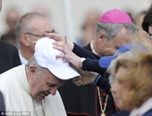 بالصور.. بابا الفاتيكان يخلع قبعته البابوية ويستبدلها بأخرى "بيسبول"