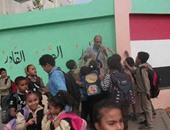 "مستقبل وطن" يوزع أدوات مدرسية على طلاب المدارس بالإسماعيلية