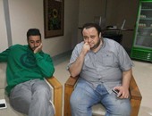 بالصور.. توافد أصدقاء ماهر عصام على المستشفى لمتابعة حالته الصحية