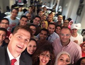 بالصور.. سفير بريطانيا بالقاهرة يأخذ "سيلفى" مع الشباب المصرى
