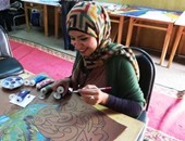 الفنانة التشكيلية ريهام السنباطى تواجه سرطان الثدى بلوحات "فنون وردية"