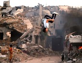 شباب غزة يمارسون الـ"باركور" على حطام البيوت بعد 35 يومًا من العدوان