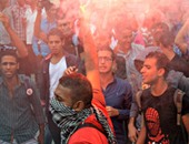طالبات الأزهر يقطعن شارع مصطفى النحاس ويطلقن الألعاب النارية