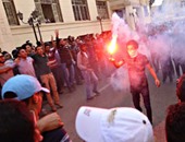 إخوان جامعة القاهرة يهاجمون الشرطة بالحجارة.. والأمن يرد بقنبلة غاز