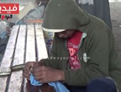 بالفيديو.. صبى يربى “ثعبانا”  ويتجول به فى شوارع الجيزة
