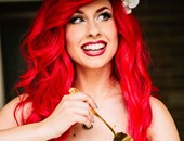 بالصور.. عشاق "ديزنى" يتصيدون الفرصة لمحاكاة أبطال قصصهم المفضلة.. عروس تتحول يوم زفافها إلى "حورية بحر".. رمال الشاطئ "قاعة الزفاف".. وهدية الزفاف إحدى القواقع البحرية