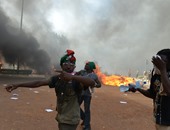 متظاهرو بوركينا فاسو يضرمون النار بمبنى البرلمان ومقر الحزب الحاكم
