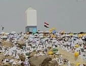 الحجاج المصريون يرفعون علم مصر أعلى جبل الرحمة بعرفات