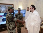 بالصور..أمير مكة يكرم جنديا سعوديا ظهر فى صورة يرش مياه على الحجاج