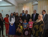 محافظ المنيا يزور أطفال مؤسستى البنين والبنات لتهنئتهم بعيد الأضحى