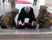 كوادر فتح تضع أكاليل الزهور على مقبرة الشهداء المصريين بغزة