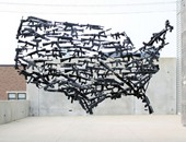 بالصور.. فنان يصنع خريطة من الأسلحة النارية للولايات المتحدة