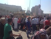مدرعة "التدخل السريع" تجوب "التحرير".. والمحتفلون يستقبلونها بالتصفيق