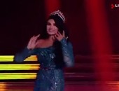 بالصور والفيديو.. سقوط "كارن غراوى" ملكة جمال لبنان على المسرح يثير السخرية
