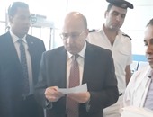 وزير الصحة يكتشف أعطالا بأجهزة قياس الحرارة بصالة 3 بمطار القاهرة