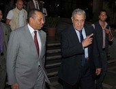 موكب محلب ورئيس الوزراء الليبى يغادران المطار استعدادًا للقاء السيسى