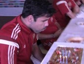 "كوستا" يحتفل بعيد ميلاده فى معسكر إسبانيا