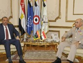 بالصور.. وزير الدفاع يستقبل رئيس الحكومة الليبية لبحث مكافحة الإرهاب