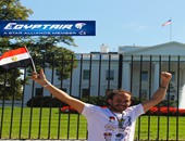 الرحالة المصرى أحمد حجاجوفيتش يرفع علم مصر أمام البيت الأبيض