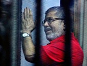 بالصور.. إيداع "مرسى" والمتهمين بـ"التخابر مع قطر" قفص المحكمة وبدء جلسة محاكمتهم