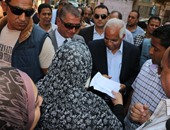 بالفيديو..سيدة تبكى وتقبل يد محافظ القاهرة:"جوزى عنده سرطان وعاوزه عيالى يشتغلوا"