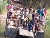 صحافة مواطن.. فيديو يوضح تعرض أطفال قرية بسوهاج للخطر بسبب معدية على النيل
