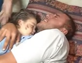بالفيديو.. مشهد مؤلم.. شاب فلسطينى يودع طفلته الشهيدة