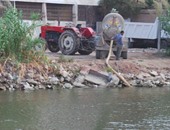 بالصور.. سائقو جرار الكسح يلقون مياه الصرف الصحى فى النيل بالسادات
