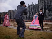 الخطوبة على الطريقة الكورية.. عروسان يحتفلان بالشارع بمناسبة عيد العمال