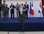 رئيس وزراء فرنسا يستعرض رشاقته خلال زيارته لمدرسة "الليسيه" بالمعادى