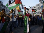 الفلسطينيون يحتفلون برفع العلم الفلسطينى على مقر الأمم المتحدة