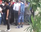 بالفيديو.. أمن جامعة عين شمس يمنع طالب يرتدى ” برمودا ” من دخول الحرم