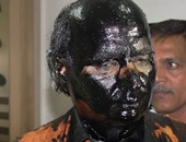 بالصور.. الناشط الهندى كولكارنى يتعرض لاعتداء بالحبر الأسود من أعضاء حزب متطرف