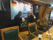 بالصور.. رئيس جامعة حلوان يكرم سفير الألمانى