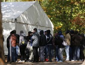 بالصور.. اللاجئون يعانون من الانتظار أمام مكاتب شئون المهاجرين فى برلين