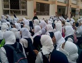 بالصور.. طالبات مدرسة بالسنبلاوين يتظاهرن اعتراضا على درجات الحضور