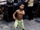 "صحافة المواطن":بالفيديو..طفل يقلد محمد رمضان ويرقص عارياً على "مفيش صاحب"