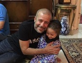 الفنان شريف منير ينشر صورًا له بصحبة حفيدته لارا