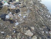 "صحافة المواطن".. تكدس القمامة على جانبى فرع النيل فى منطقة جديلة بالمنصورة