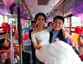 عروسان صينيان يقيمان حفل زفافهما بأتوبيس نقل عام.. جربى الفكرة فى فرحك