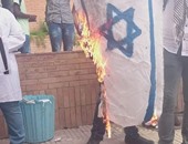 طلاب بالمجمع الطبى بالإسكندرية يحرقون على إسرائيل بجامعة الإسكندرية