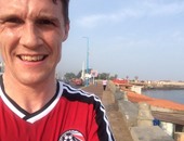 السفير البريطانى يلتقط صورة أثناء ممارسته الرياضة على كورنيش الإسكندرية