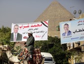 الأسوشيتدبرس تنشر صورة للدعايا الانتخابية فى محيط " الأهرامات"
