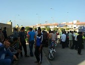 بالصور.. العمال المحتجون أمام محافظة بنى سويف: لم نتقاض الزيادة السنوية